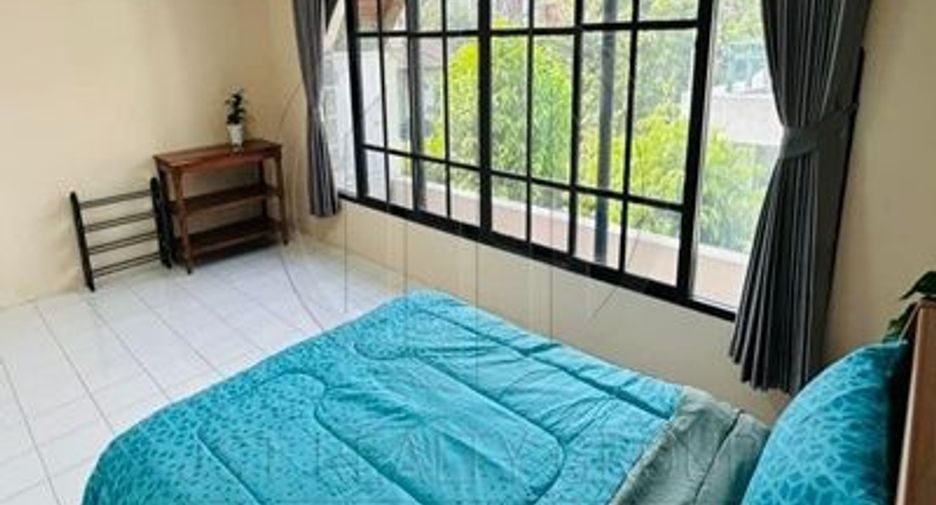 For rent 3 bedrooms townhouse in Watthana, Bangkok