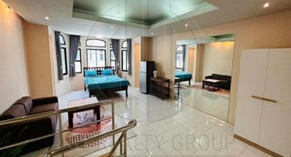 For rent 3 bedrooms townhouse in Watthana, Bangkok