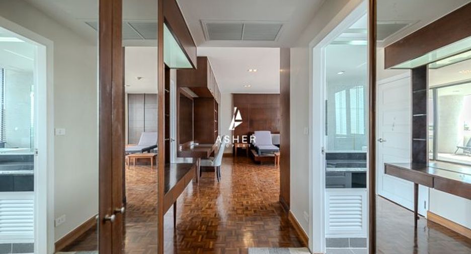 À louer 3 chambres condo à Yan Nawa, Bangkok