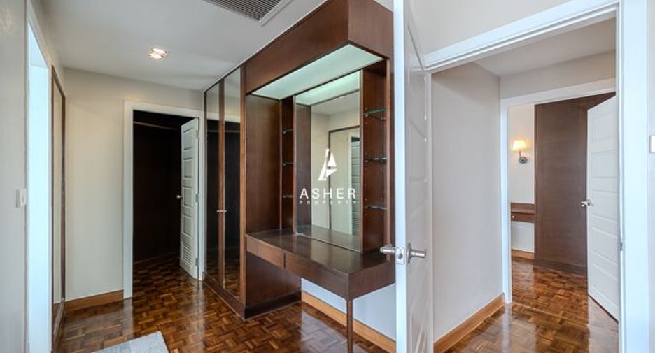 À louer 3 chambres condo à Yan Nawa, Bangkok