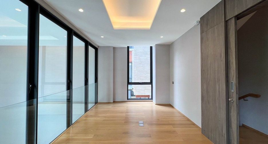 For sale 4 ベッドルーム house in Yan Nawa, Bangkok