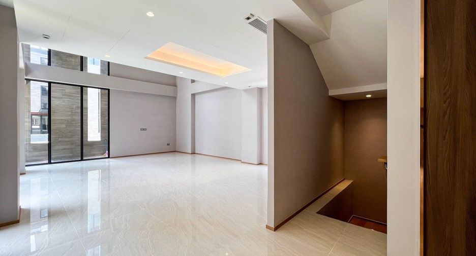 For sale 4 ベッドルーム house in Yan Nawa, Bangkok
