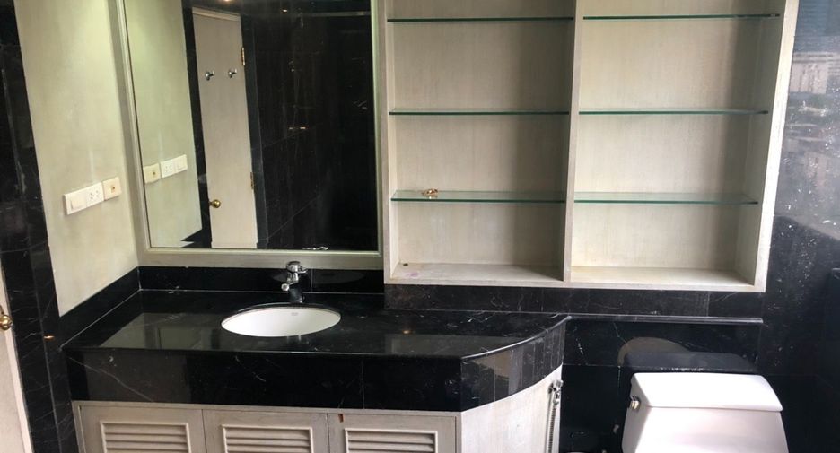 For sale 3 bedrooms condo in Watthana, Bangkok