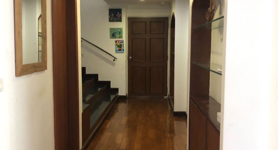 For sale 3 bedrooms condo in Watthana, Bangkok