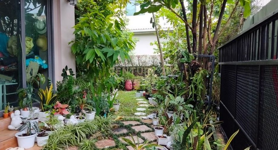 For sale 4 bedrooms house in Bangkok Noi, Bangkok