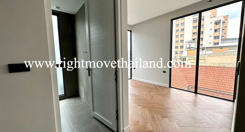 For sale 3 bedrooms townhouse in Wang Thonglang, Bangkok