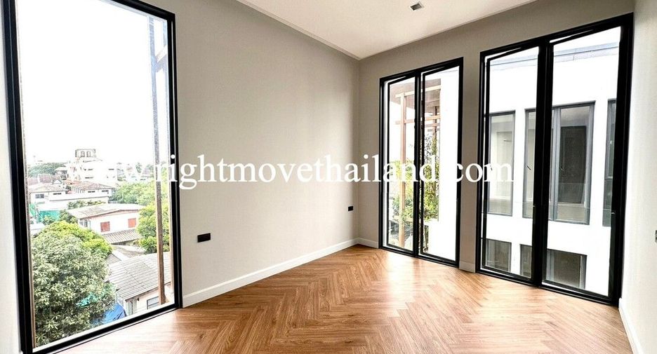 For sale 3 bedrooms townhouse in Wang Thonglang, Bangkok