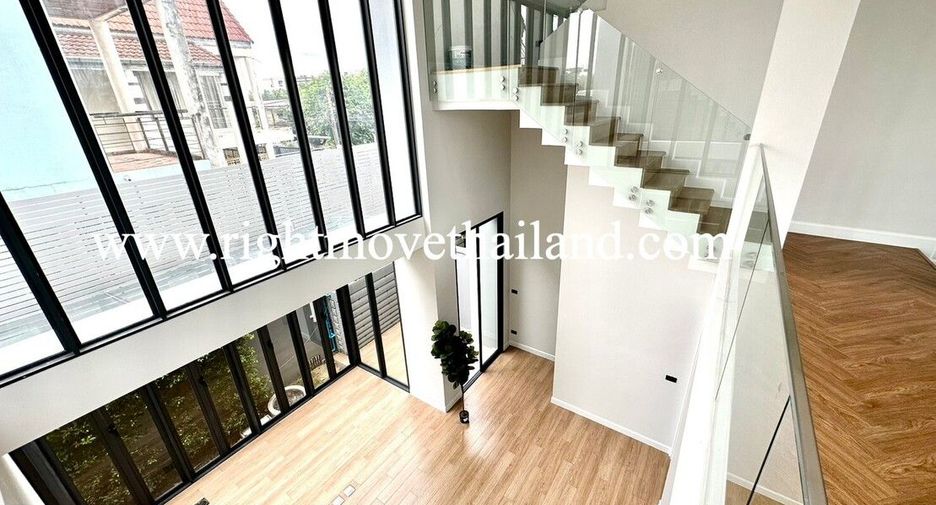 For sale 3 bedrooms townhouse in Wang Thonglang, Bangkok
