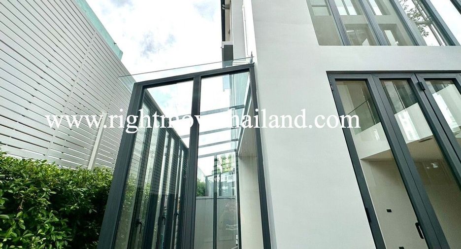 For sale 3 bedrooms townhouse in Wang Thonglang, Bangkok