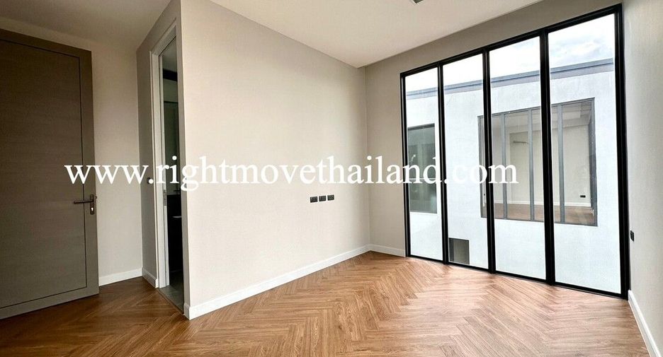 For sale 3 bedrooms townhouse in Wang Thonglang, Bangkok