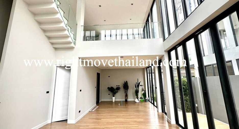 For sale 3 bedrooms townhouse in Wang Thonglang, Bangkok