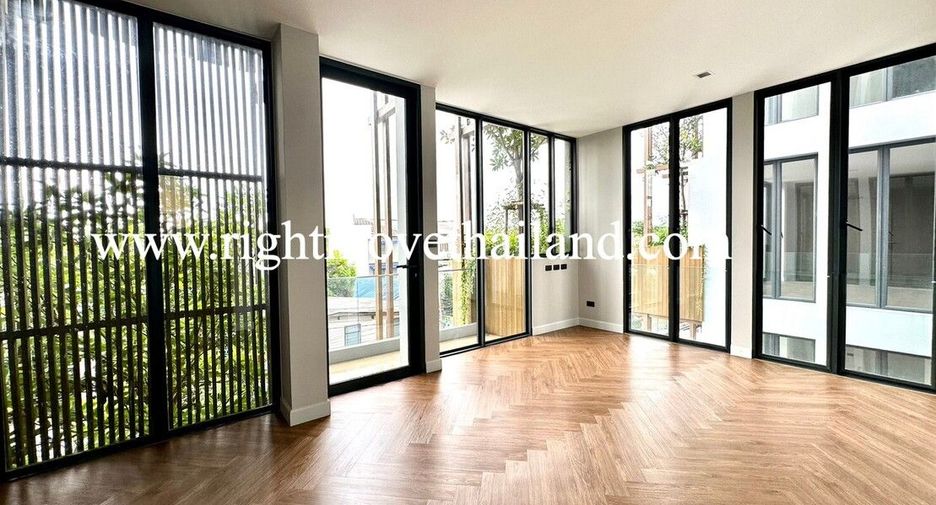 For sale 3 bedrooms townhouse in Wang Thonglang, Bangkok