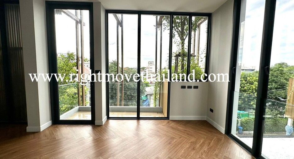 For sale 3 bedrooms townhouse in Wang Thonglang, Bangkok