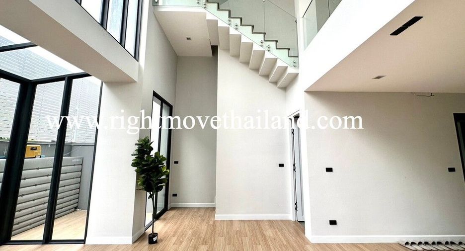 For sale 3 bedrooms townhouse in Wang Thonglang, Bangkok