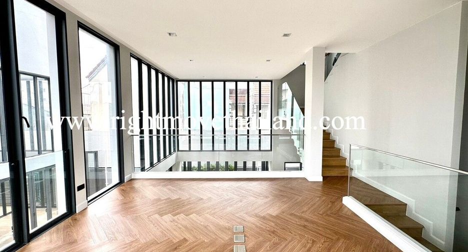 For sale 3 bedrooms townhouse in Wang Thonglang, Bangkok