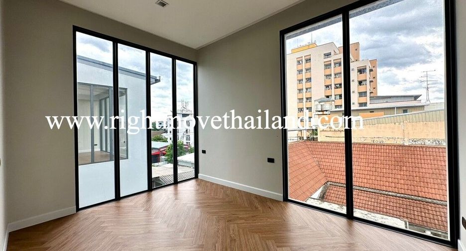 For sale 3 bedrooms townhouse in Wang Thonglang, Bangkok
