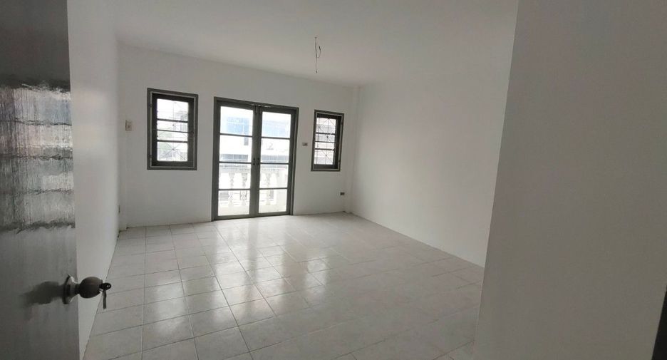 For sale 3 bedrooms retail Space in Lak Si, Bangkok