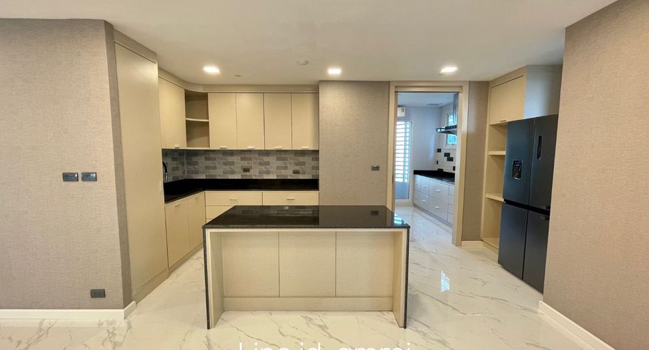 For rent 4 bedrooms condo in Khlong Toei, Bangkok