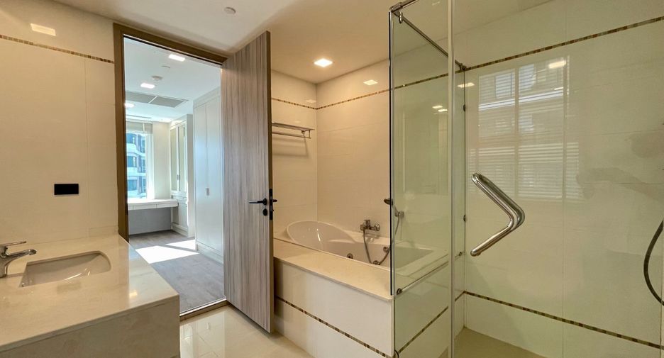 For rent 4 bedrooms condo in Khlong Toei, Bangkok
