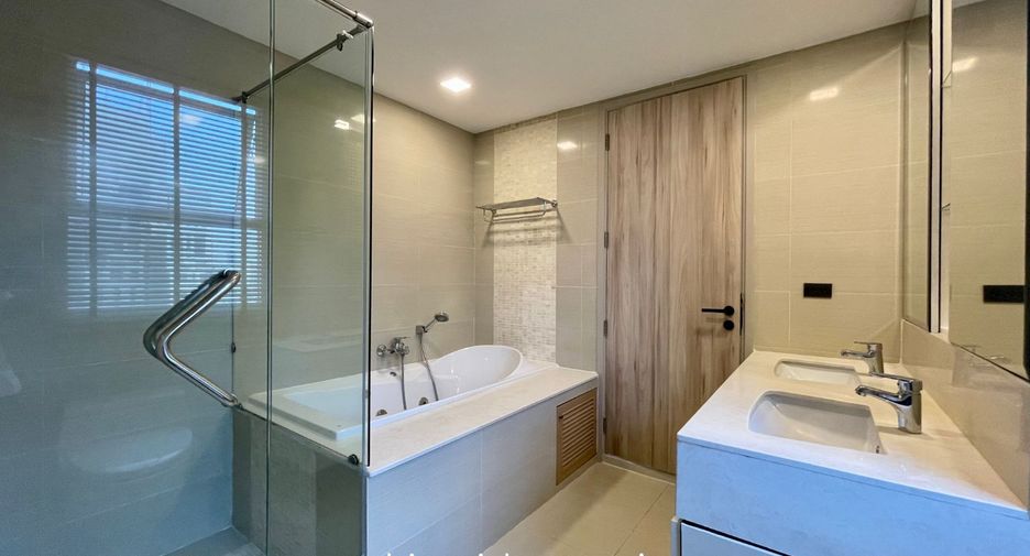 For rent 4 bedrooms condo in Khlong Toei, Bangkok