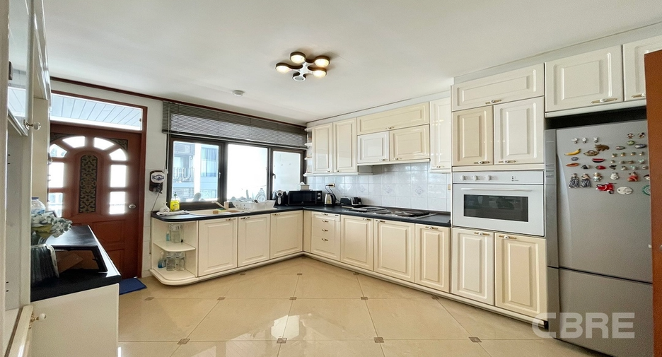 For sale 2 Beds condo in Khlong Toei, Bangkok