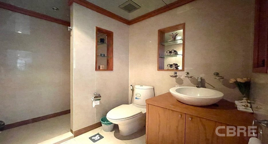 For sale 2 Beds condo in Khlong Toei, Bangkok