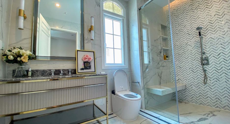 For sale 5 bedrooms house in Taling Chan, Bangkok