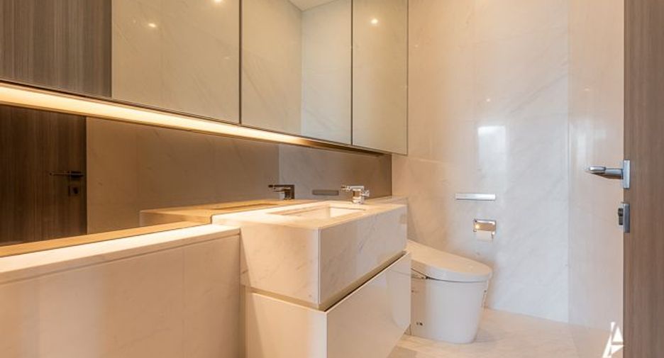 For rent and for sale 2 bedrooms condo in Pathum Wan, Bangkok