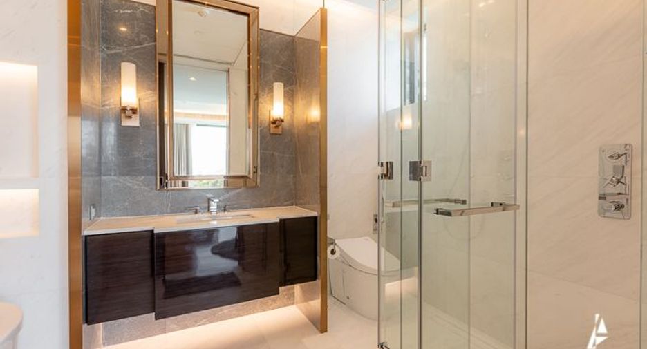 For rent and for sale 2 bedrooms condo in Pathum Wan, Bangkok