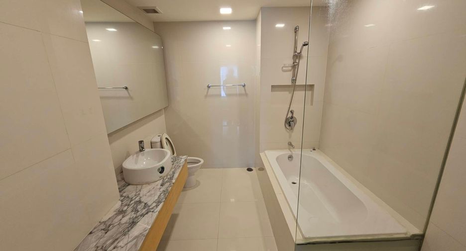 For rent 3 bedrooms condo in Phaya Thai, Bangkok