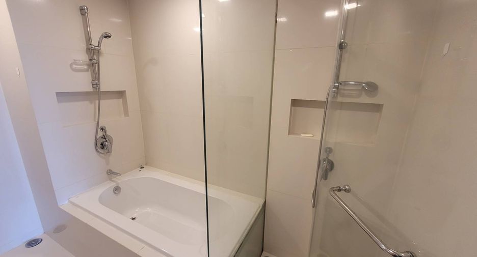 For rent 3 bedrooms condo in Phaya Thai, Bangkok