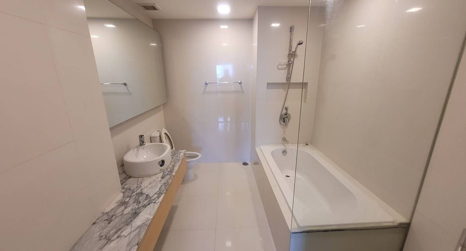 For rent 3 bedrooms condo in Phaya Thai, Bangkok