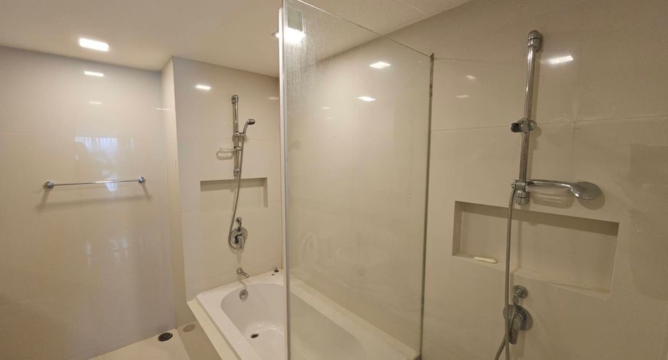 For rent 3 bedrooms condo in Phaya Thai, Bangkok