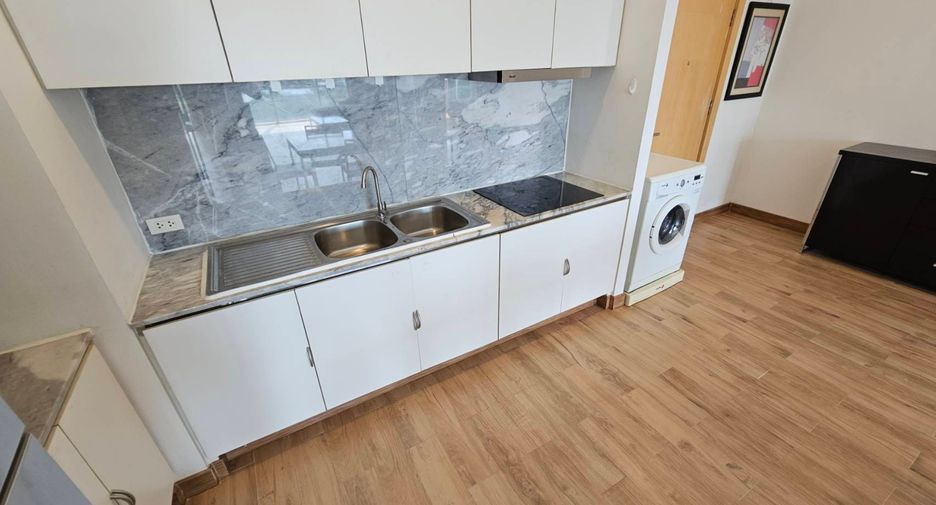 For rent 3 bedrooms condo in Phaya Thai, Bangkok