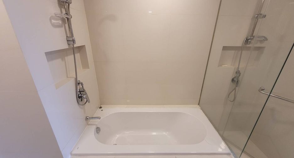 For rent 3 bedrooms condo in Phaya Thai, Bangkok