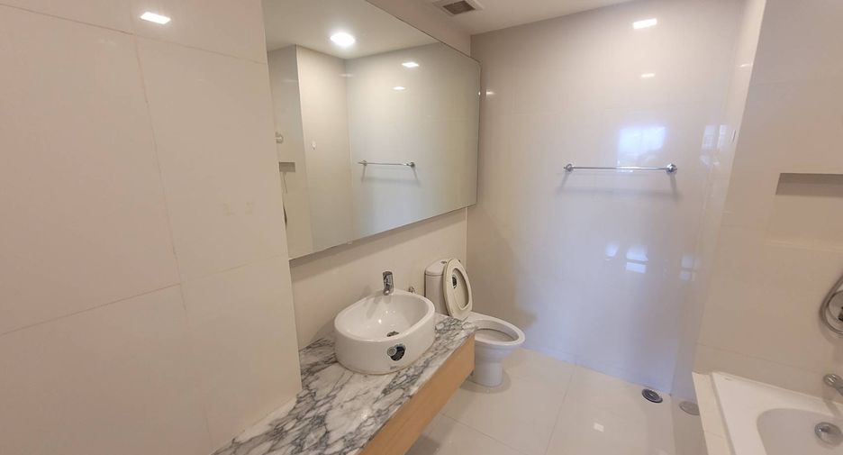 For rent 3 bedrooms condo in Phaya Thai, Bangkok