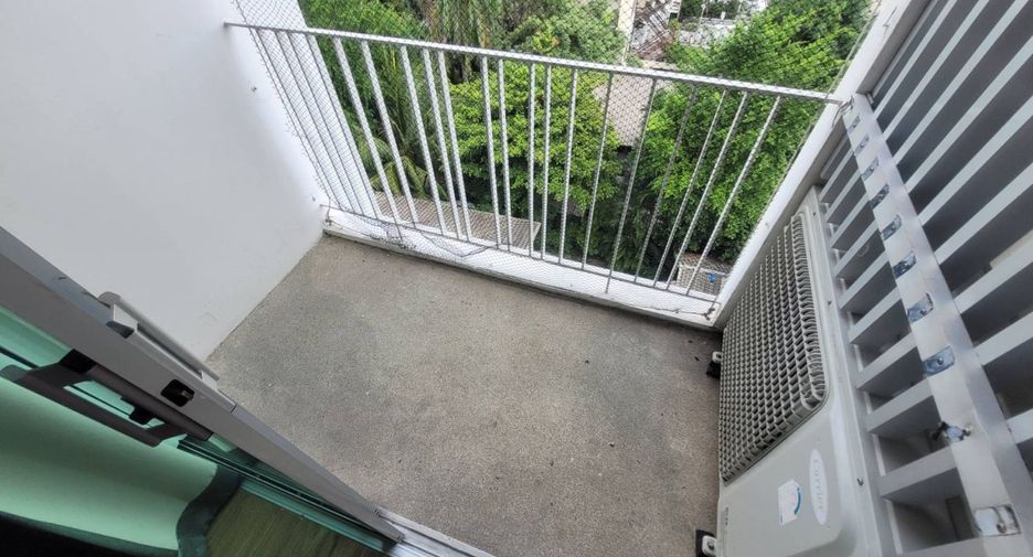 For rent 3 bedrooms condo in Phaya Thai, Bangkok