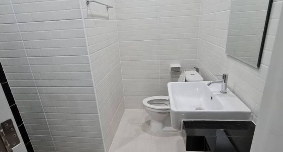 For rent そして for sale 2 ベッドルーム retail Space in Si Racha, Chonburi
