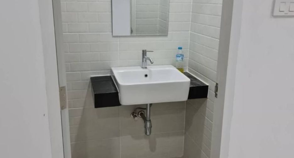For rent そして for sale 2 ベッドルーム retail Space in Si Racha, Chonburi