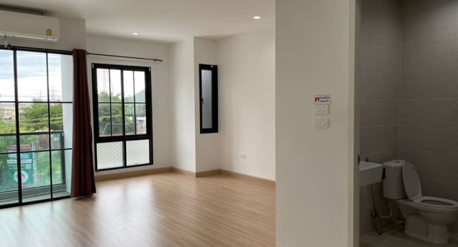 For rent そして for sale 2 ベッドルーム retail Space in Si Racha, Chonburi