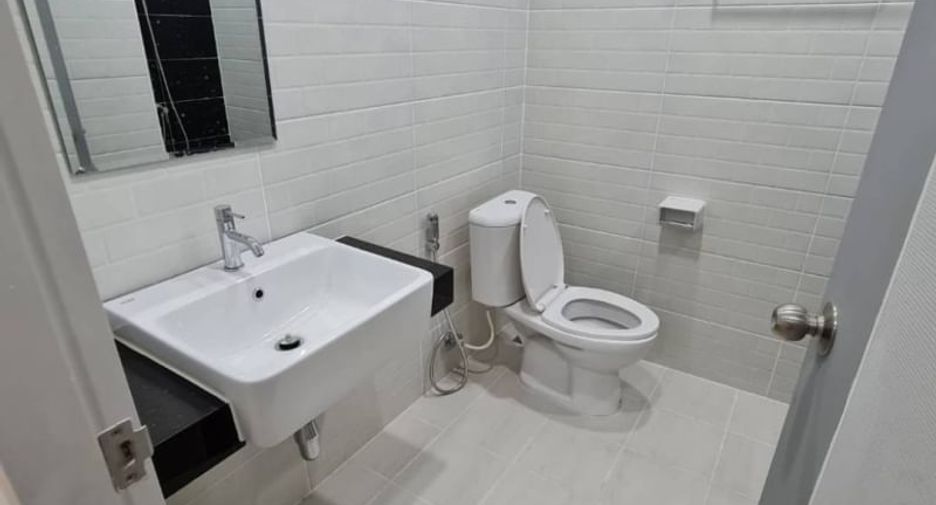 For rent そして for sale 2 ベッドルーム retail Space in Si Racha, Chonburi