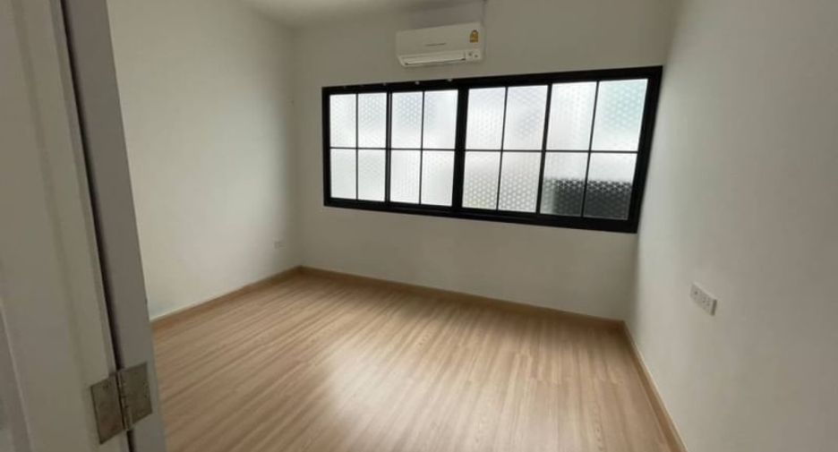 For rent そして for sale 2 ベッドルーム retail Space in Si Racha, Chonburi