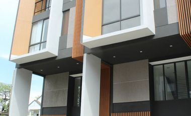 For sale 4 bed townhouse in Suan Luang, Bangkok