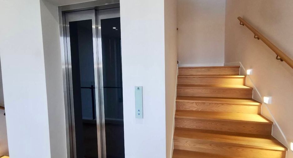For sale 4 bedrooms house in Wang Thonglang, Bangkok