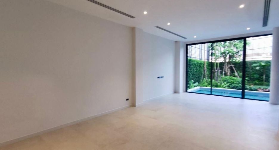 For sale 4 bedrooms house in Wang Thonglang, Bangkok