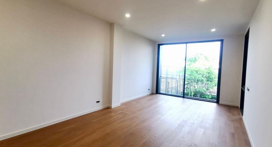 For sale 4 bedrooms house in Wang Thonglang, Bangkok