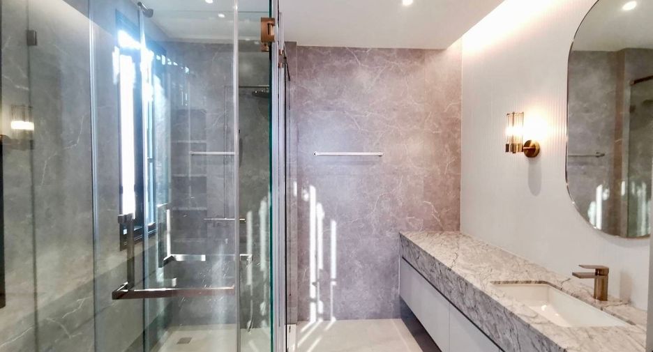 For sale 4 bedrooms house in Wang Thonglang, Bangkok