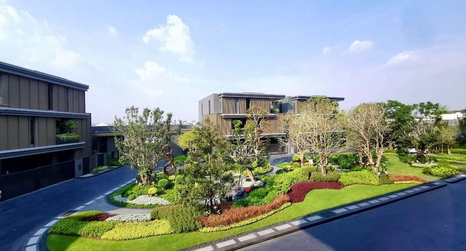 For sale 4 bedrooms house in Wang Thonglang, Bangkok