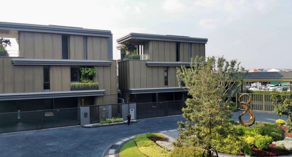 For sale 4 bedrooms house in Wang Thonglang, Bangkok