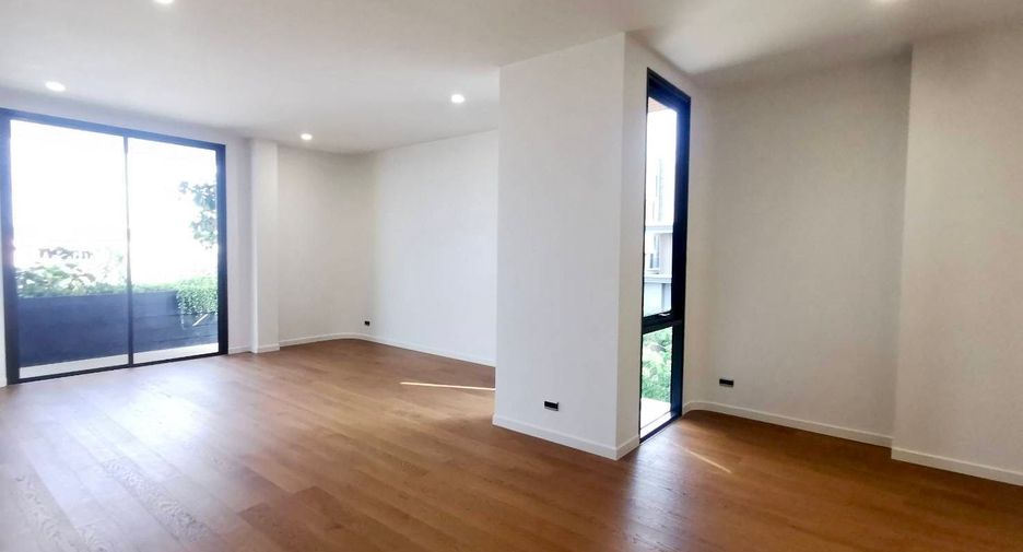For sale 4 bedrooms house in Wang Thonglang, Bangkok